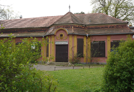 der ehemalige Kinoklub Waltershausen (erffnet 1985), hier im April 2008, ...; Foto: Schiebler